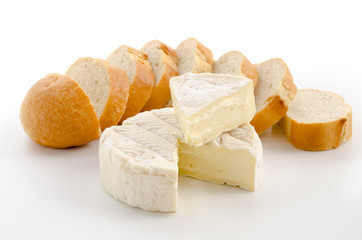 Runder Weichkäse und Baguette