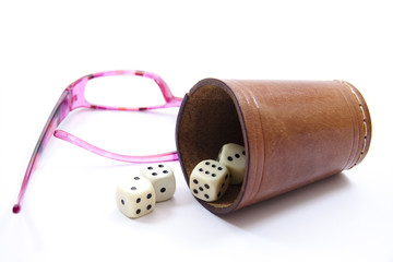 Würfelbecher und Brille