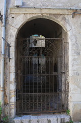 Fototapeta na wymiar Zabytkowa brama w Saint-Paul-de-Vence, Prowansja