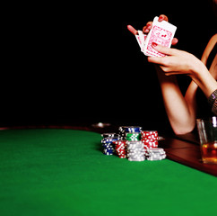 Frau mischt Pokerkarten