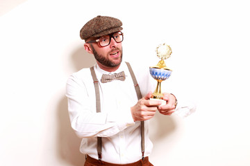 Mann im Retro-look mit Pokal