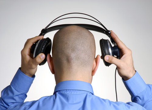Hombre utilizando aud&iacute;fonos,colocando aud&iacute;fonos.
