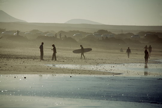 Surfisti sulla spiaggia a lanzarote