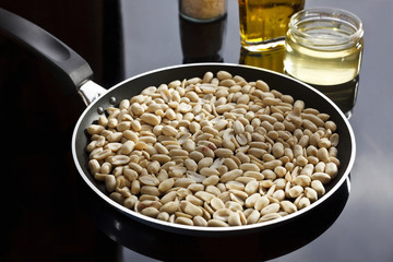 Preparing home made peanut butter