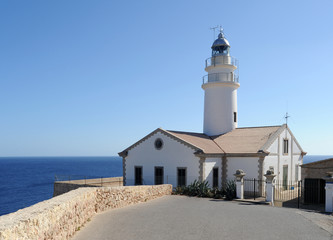 Fototapeta na wymiar Latarnia morska na Capdepera Cala Ratjada na Majorce