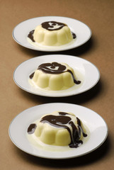 Flan de Vainilla con crema de chocolate.