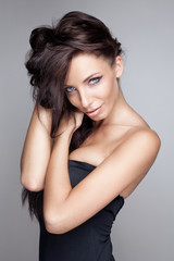 Naklejka premium Portret pięknej delikatnej brunetki kobiety
