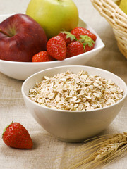 Desayuno ligero con cereal y frutas.