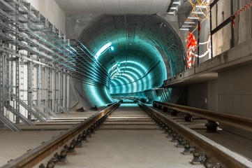 Ondergrondse tunnel met blauwe lichten