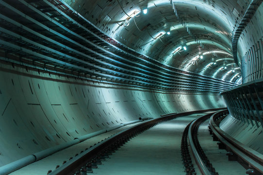 Fototapeta Podziemny tunel z niebieskimi światłami