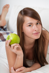 Young woman eating an apple