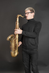 Fototapeta na wymiar man playing the saxophone