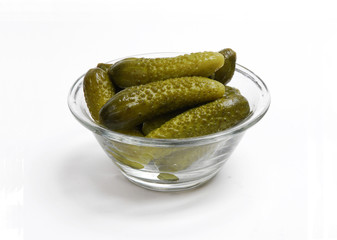 Pepinillos en un envase de vidrio.