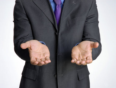 Hombre de negocios dando las manos,pidiendo,saludando.