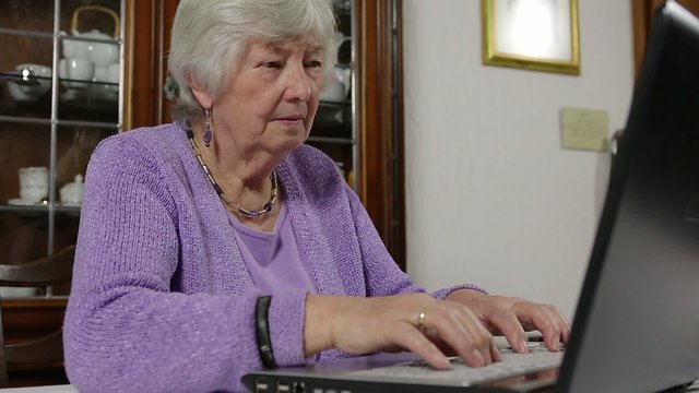 Unsicherheit von Rentnerin am PC