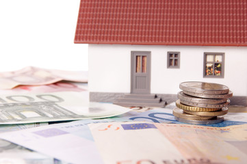 kleines Haus mit Geldscheinen