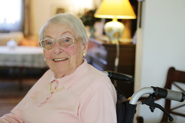 Porträt einer Seniorin mit Brille 