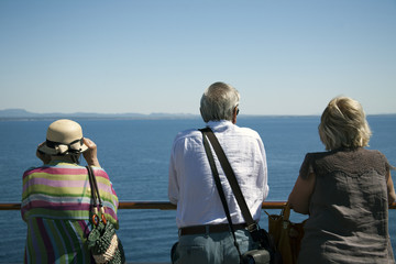Turisti che osservano il mare