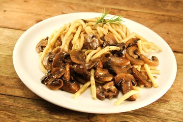Makkaroni mit Pilzgulasch