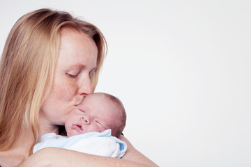 Mutti k&uuml;sst Baby