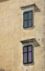 Fototapeta na wymiar okna z żaluzjami w mieście Korfu, Grecja