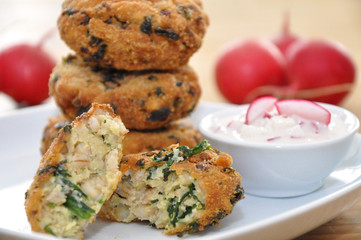 Spinat Getreidebratlinge mit Radieschen Quark