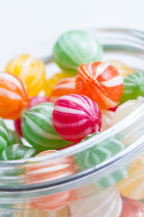 Fototapeta na wymiar kolorowe okrągłe cukierki w szklanym naczyniu