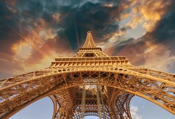 Tuinposter Prachtig uitzicht op de Eiffeltoren in Parijs met zonsondergangkleuren © jovannig