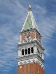 Fototapeta na wymiar Świętego Marka Campanile w Venedig