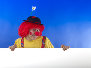 Clown mit weißem Schild