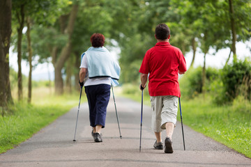 Paar beim Nordic Walking