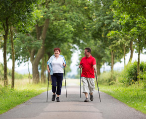 Paar beim Nordic Walking