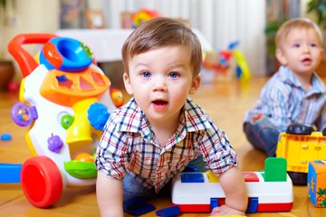 Fototapete Tagesbetreuung neugieriges Baby, das Kinderzimmer studiert