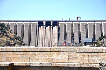Presa del embalse de Alcántara vista desde el puente