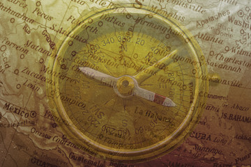 Brújula sobre mapa antiguo. © Devist