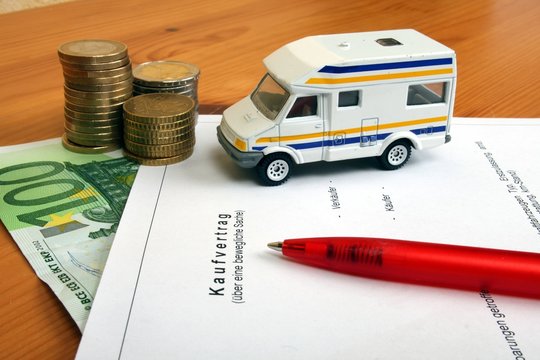 vertragsunterzeichnung f&uuml;r ein Wohnmobil
