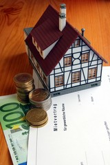 Mietvertrag, Geld und Haus Nahaufnahme