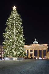 Fototapeta premium Brandenburg Gate and the Christmas tree.