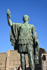 Fototapeta na wymiar posąg Juliusza Cezara