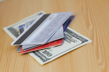Obraz premium Credit card and 100 dollar close-up