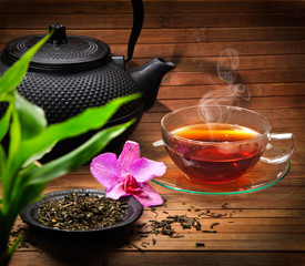 Fototapety  Aranżacja czajnika, szklanki do herbaty, zielonej herbaty i orchidei