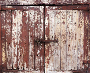 Puerta vieja con candado