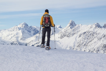 Fototapeta na wymiar Rakietach śnieżnych w Alpach