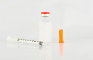 Fototapeta na wymiar Insulina strzykawki i fiolkę