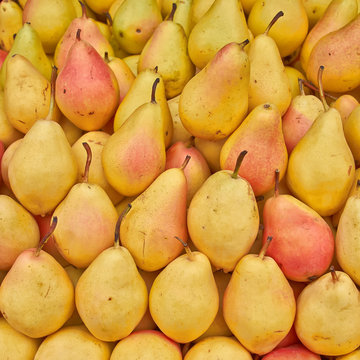 juicy pears, food background