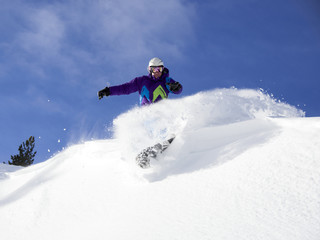 Fototapeta na wymiar Snowboarder w głębokim śniegu