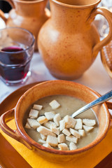 Fototapeta na wymiar lokalna zupa z ciepłymi grzankami Ferrara