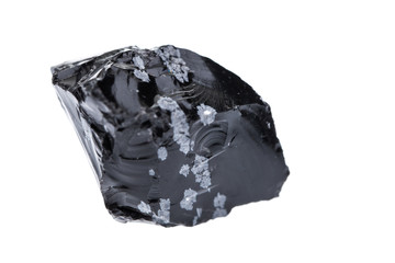 Mineralien: roher Schneeflockenobsidian auf weißem Hintergrund