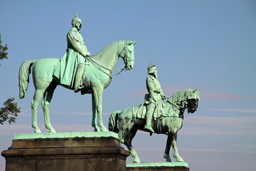 Reiterstatuen von Kaiser Wilhelm und Barbarossa vor der Kaiserp