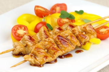 Glazed turkey breast skewers with bell pepper and tomato salad